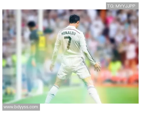 C罗球场英姿壁纸展示 足球巨星风采尽收眼底 C罗球场英姿壁纸展示 足球巨星风采尽收眼底